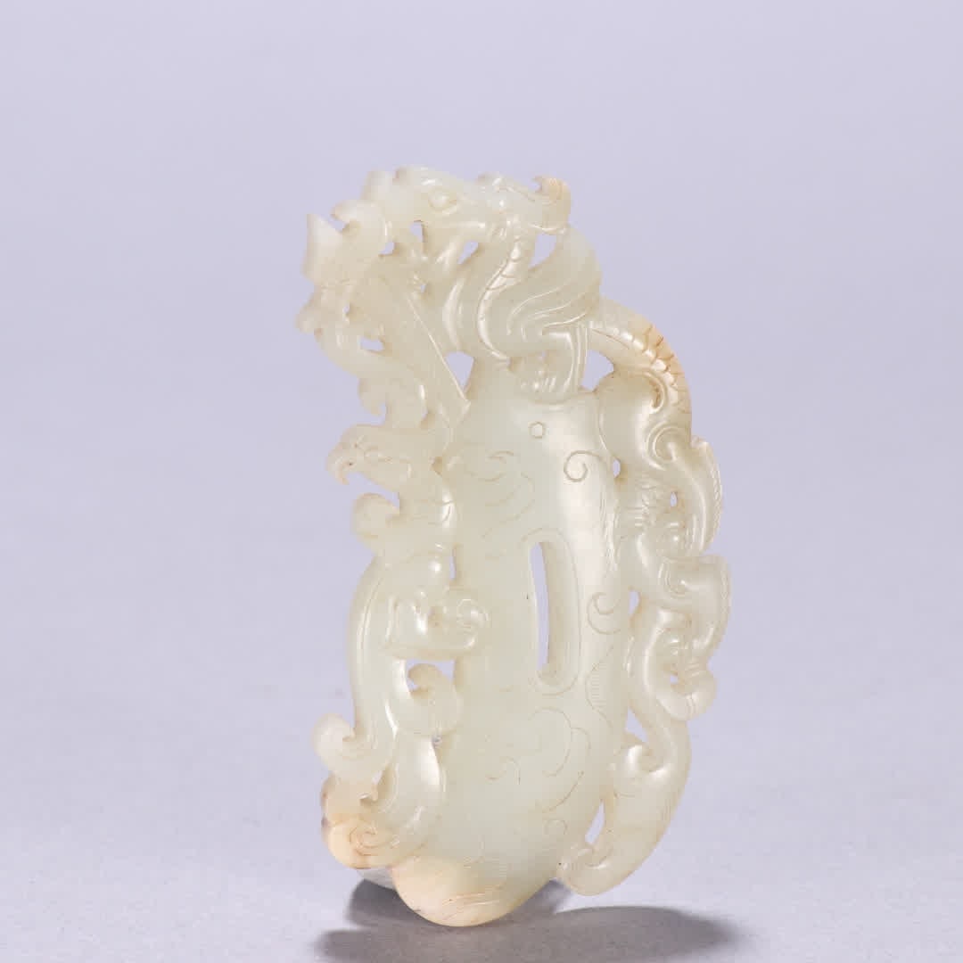 A Qing Dynasty Hetian jade dragon pattern chicken heart pendant: Qing Dynasty Hetian jade dragon pattern chicken heart pendant SIZE: H:7.3cm W:4cm W:36.6g (The Dimensions Of All Batches Are Manually Measured.If You Need More Detailed Information, Please Contact