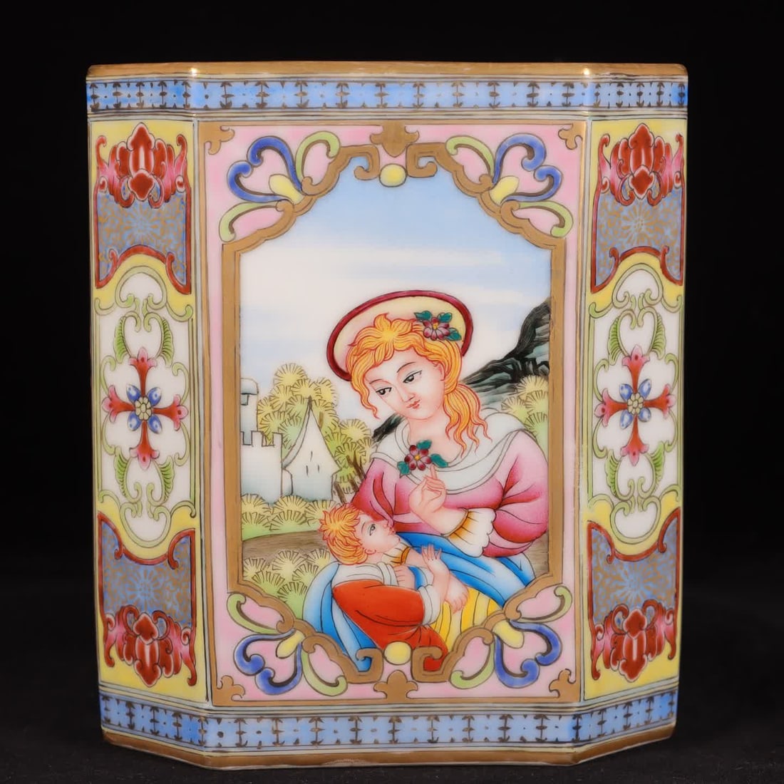 A piece of Qing Dynasty Qianlong Bafang gilded window Western character pen is the same: Qing Dynasty Qianlong Bafang gilded window Western characters are the same SIZE: H: 15cm MouthD: 13.5cm Foot diameter 13cm (The Dimensions Of All Batches Are Manually Measured.If You Need More Detaile