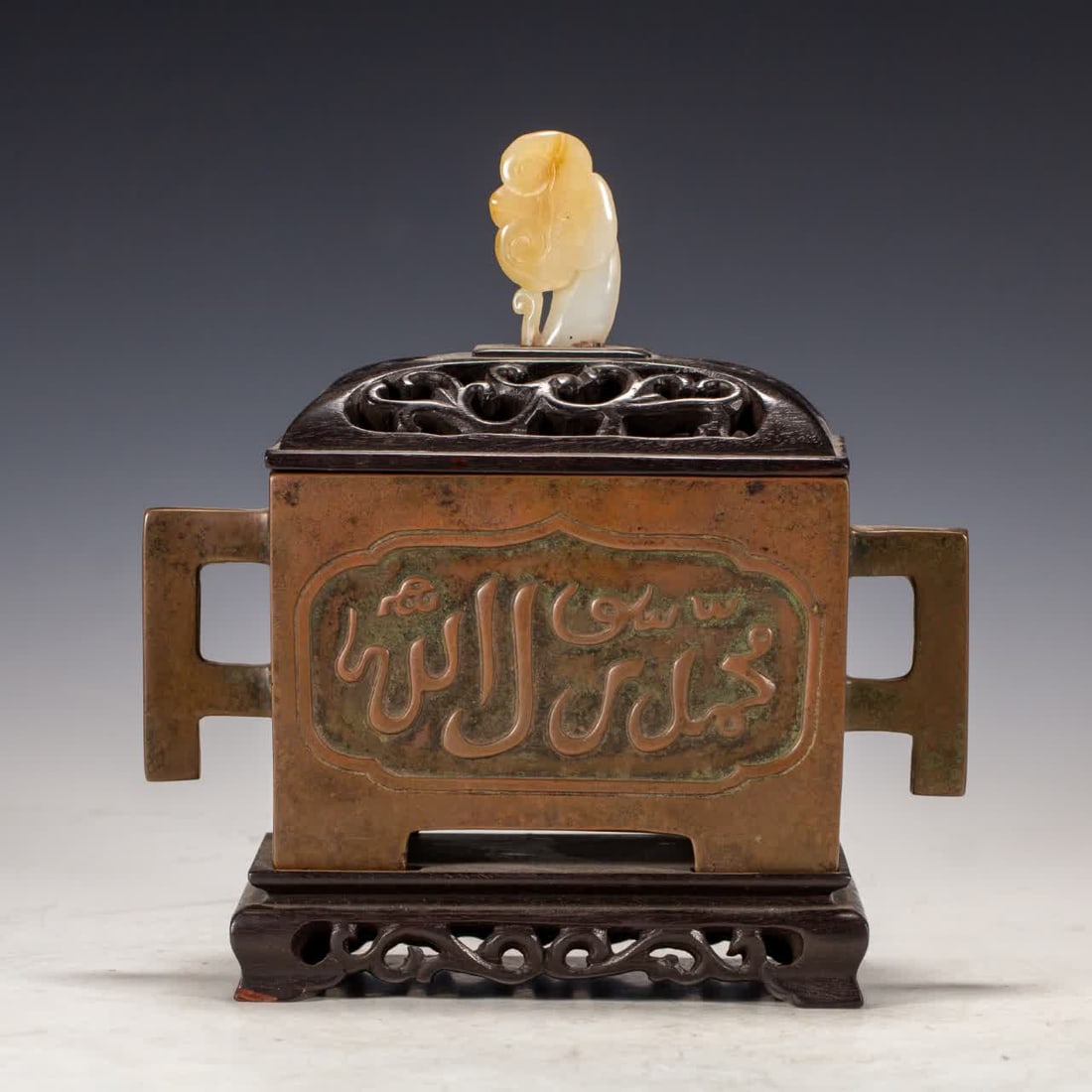 A Qing Dynasty copper Awen furnace: Qing Dynasty copper Awen furnace SIZE: L:19cm W:10cm H:21cm W:2550g (The Dimensions Of All Batches Are Manually Measured.If You Need More Detailed Information, Please Contact Our Customer Service