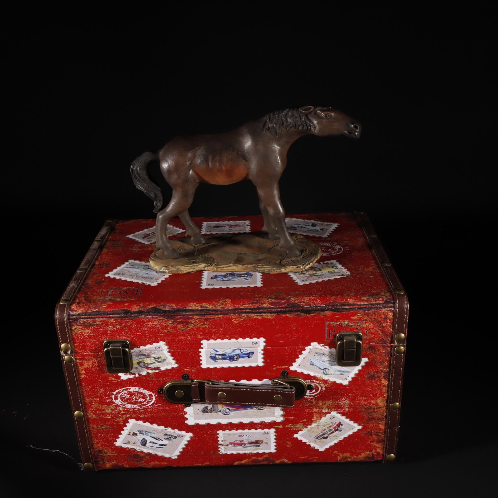 A Qing Dynasty Zeng Zongyuan bionic porcelain horse ornament (1 of 10)
