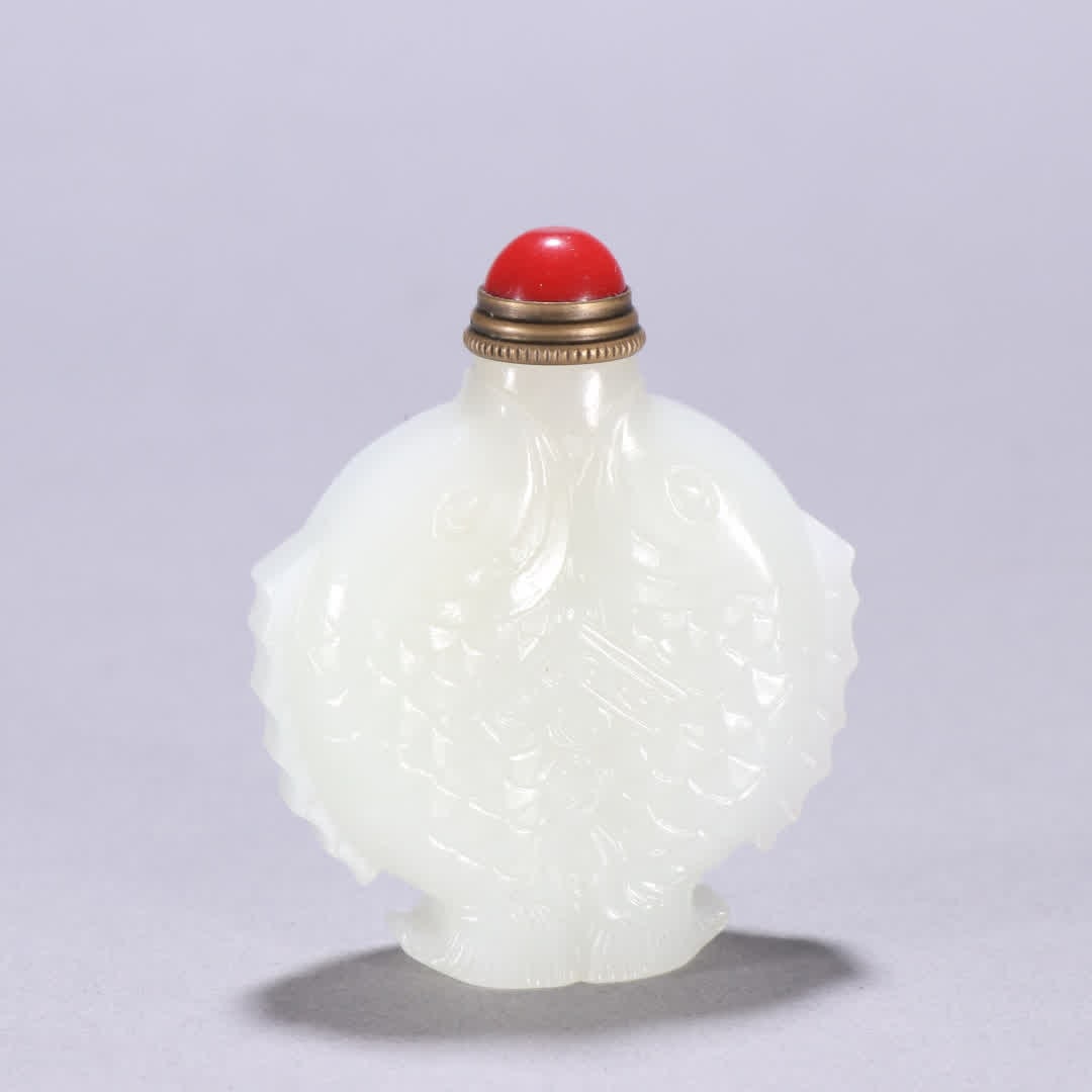 A Qing Dynasty Hetian jade double fish snuff bottle: Qing Dynasty Hetian jade Pisces snuff bottle SIZE: H:6.1cm W:5.1cm W:72.4g (The Dimensions Of All Batches Are Manually Measured.If You Need More Detailed Information, Please Contact Our Customer Servi