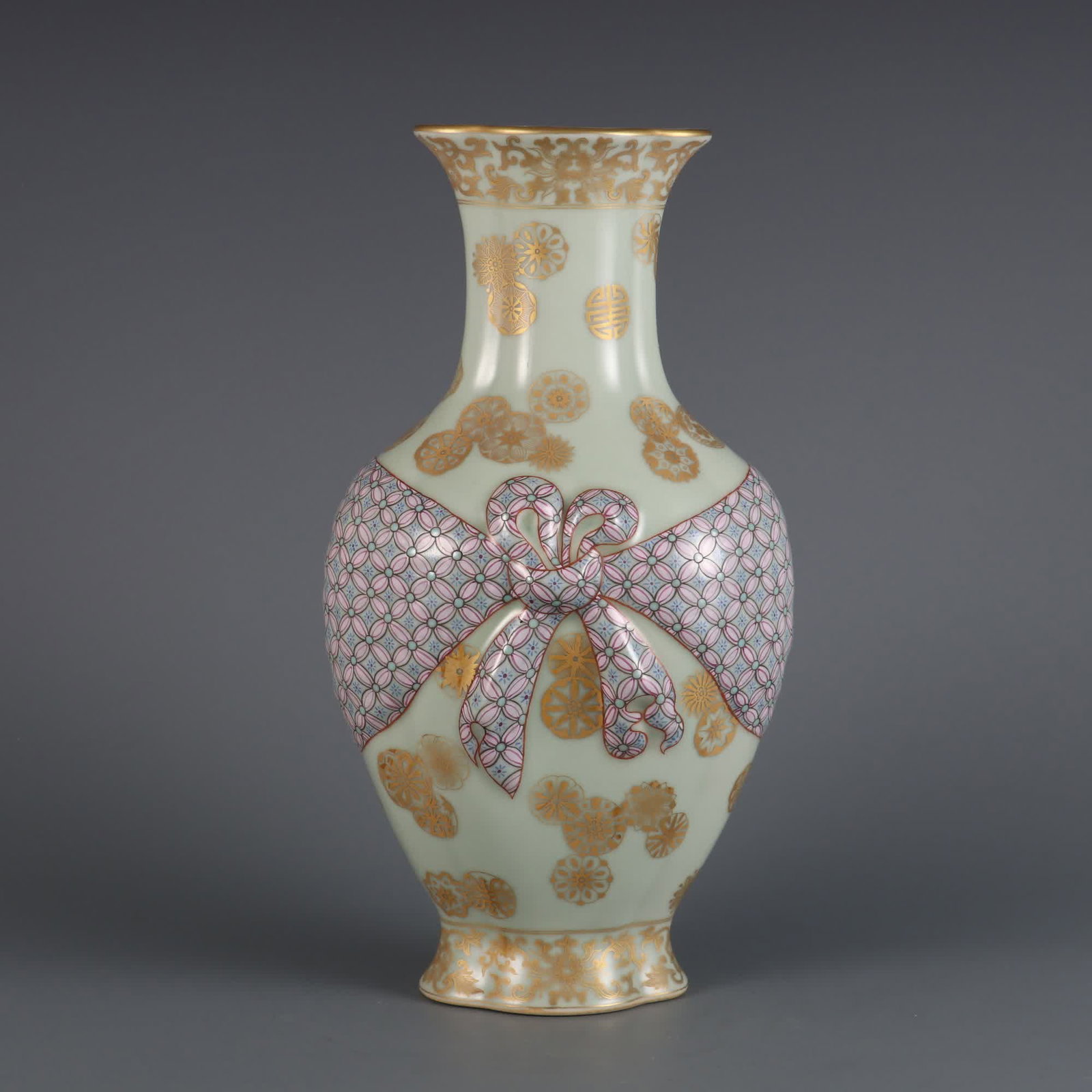 A Qing Dynasty Qianlong year pastel gold-painted leather ball flower streamer baggage bottle: Qing Dynasty Qianlong year pastel gold-painted leather ball flower streamer baggage bottle SIZE: H: 30cm Belly diameter 15.5cm MouthD: 10cm (The Dimensions Of All Batches Are Manually Measured.If You