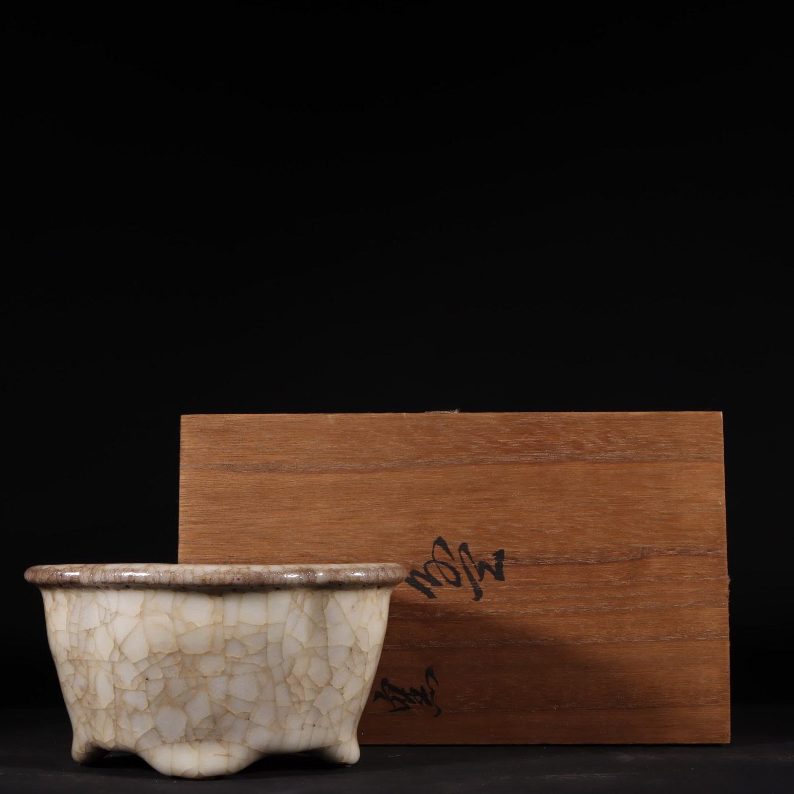 A piece of Song Dynasty official kiln ice crack begonia wash (1 of 9)