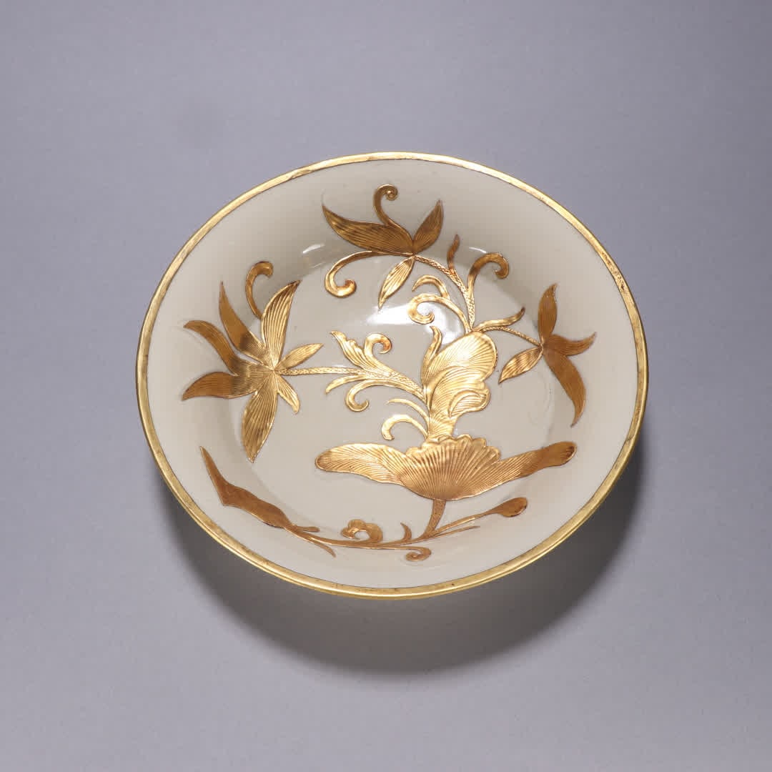 A Song Ding kiln gold-clad folded branch flower pattern plate: Song Ding kiln gold-clad folded branch flower pattern plate SIZE: H:5.1cm W:20.7cm (The Dimensions Of All Batches Are Manually Measured.If You Need More Detailed Information, Please Contact Our