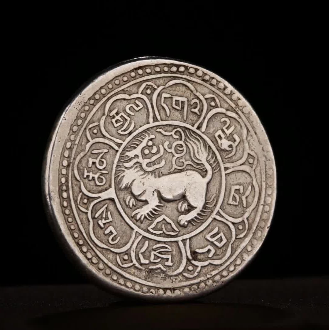A lion coin from the Tibetan Snow Mountain in the Qing Dynasty: A lion coin of the Tibetan Snow Mountain in the Qing Dynasty SIZE: D:3.3cm W:17.6g (The Dimensions Of All Batches Are Manually Measured.If You Need More Detailed Information, Please Contact Our