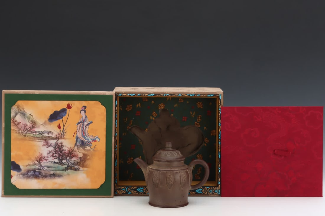 A purple clay pot of the famous Qing Dynasty artist Xu Feilong: The purple clay pot of the famous Qing Dynasty artist Xu Feilong SIZE: H: 13.2cm Abdominal diameter 16.2cm (The Dimensions Of All Batches Are Manually Measured.If You Need More Detailed Information,