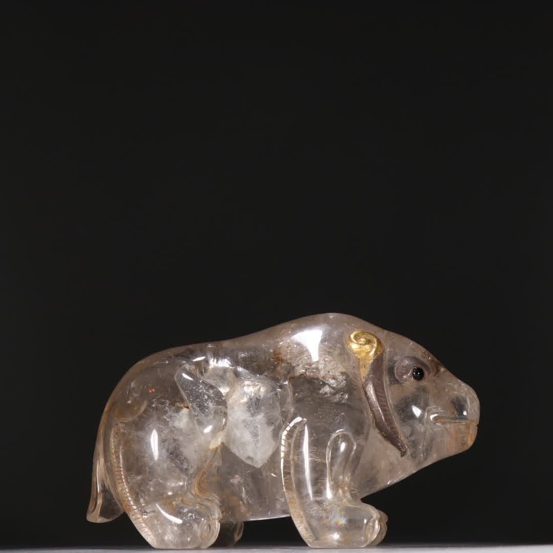 A Qing Dynasty crystal bag gold and silver bear ornament: Qing Dynasty crystal bag gold and silver bear ornaments SIZE: H:11.2cm W:17.1cm W:1880g (The Dimensions Of All Batches Are Manually Measured.If You Need More Detailed Information, Please Contact Our