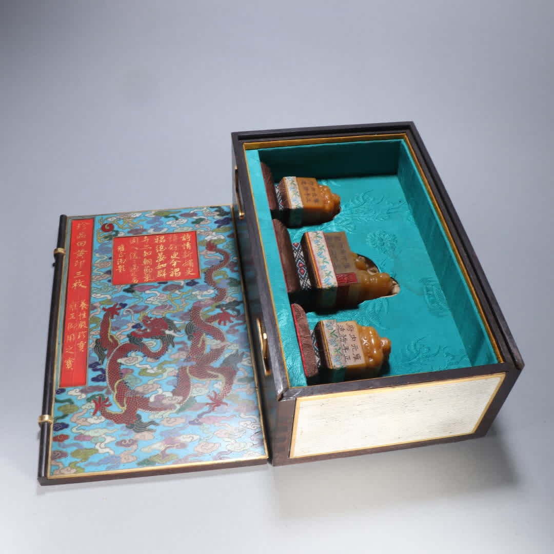 A set of Qing Dynasty Tian Huangshi auspicious beast button seals: A set of Qing Dynasty Tian Huangshi auspicious beast button seals SIZE: H: 5.9cm W: 6.1cm Single W: 313.6g (The Dimensions Of All Batches Are Manually Measured.If You Need More Detailed Information,