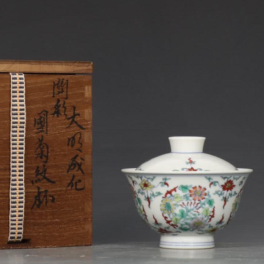 A Ming Dynasty Chenghua Doucai Tuan chrysanthemum pattern cup: Ming Dynasty Chenghua Doucai Tuan chrysanthemum pattern cup SIZE: H:8cm MouthD:9.6cm (The Dimensions Of All Batches Are Manually Measured.If You Need More Detailed Information, Please Contact Our Cust