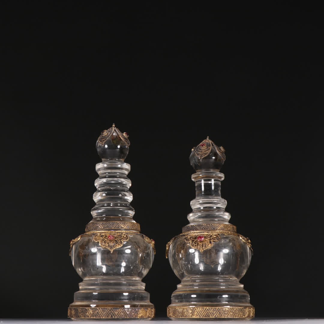 A pair of Liao gold crystal-clad relic towers: A pair of crystal-clad relic towers in Liaojin SIZE: H: 16.5cm W: 6.7cm Single W: 550g (The Dimensions Of All Batches Are Manually Measured.If You Need More Detailed Information, Please Contact Our