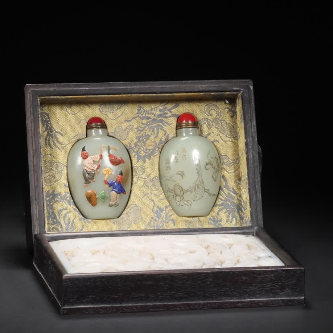 A pair of Qing Dynasty court Hetian jade inlaid treasure boy poetry snuff bottles: Qing Dynasty court Hetian jade inlaid treasure boy poetry snuff bottle SIZE: L: 5.1cm W: 3.2cm H: 8.1cm Total W: 239g (The Dimensions Of All Batches Are Manually Measured.If You Need More Detailed