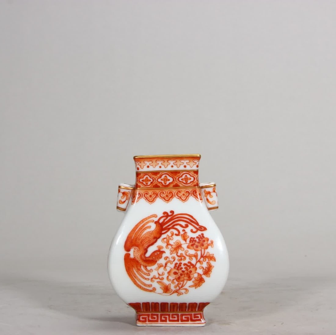 A Qing Dynasty Qianlong alum red phoenix pattern ear vase: Qing Dynasty Qianlong alum red phoenix pattern ear vase SIZE: H:9.6cm (The Dimensions Of All Batches Are Manually Measured.If You Need More Detailed Information, Please Contact Our Customer Service