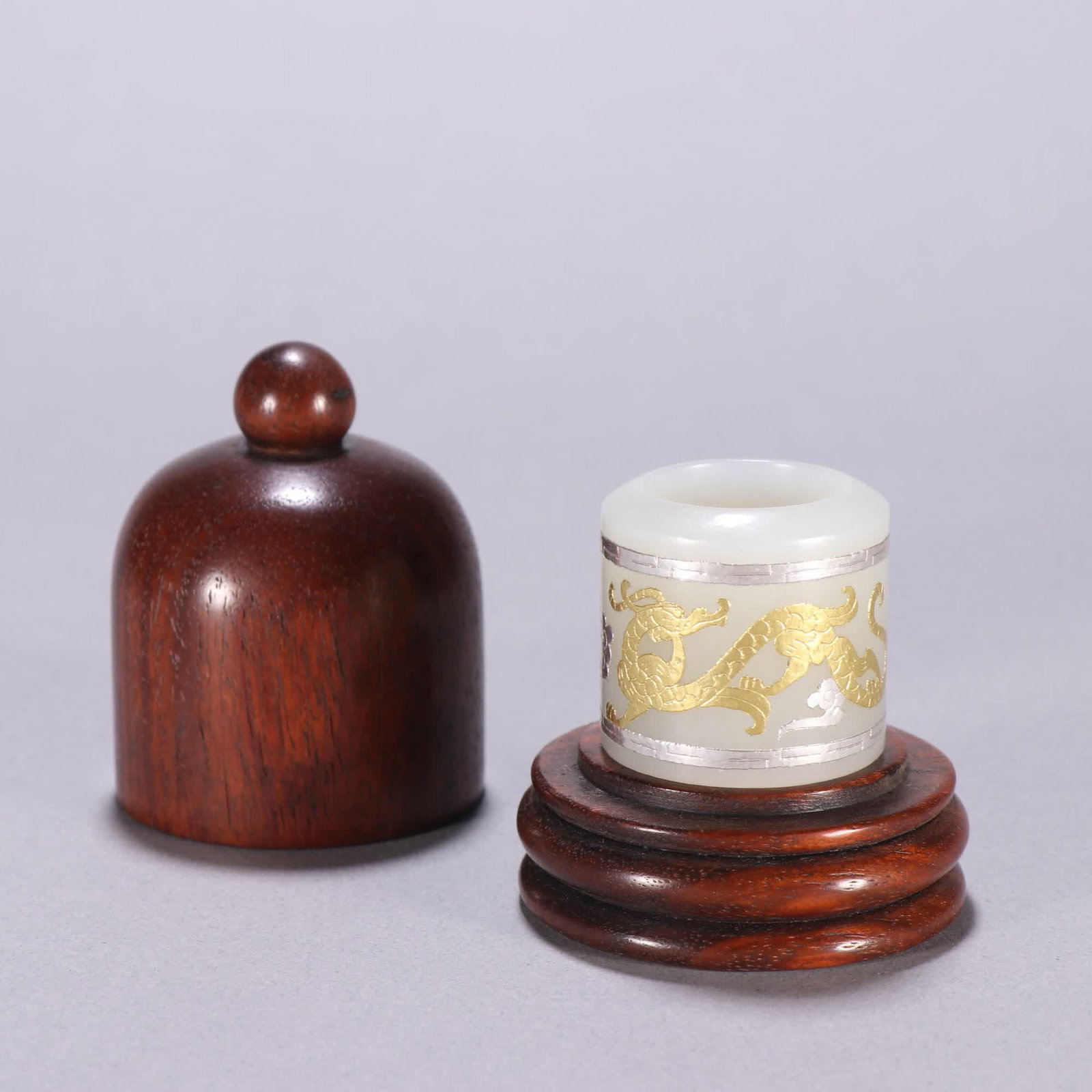 A piece of Qing Dynasty Hetian jade inlaid with gold and silver fingers: Qing Dynasty Hetian jade inlaid with gold and silver fingers SIZE: H: 3cm inner diameter 2.2cm W: 38.7g (The Dimensions Of All Batches Are Manually Measured.If You Need More Detailed Information, Plea