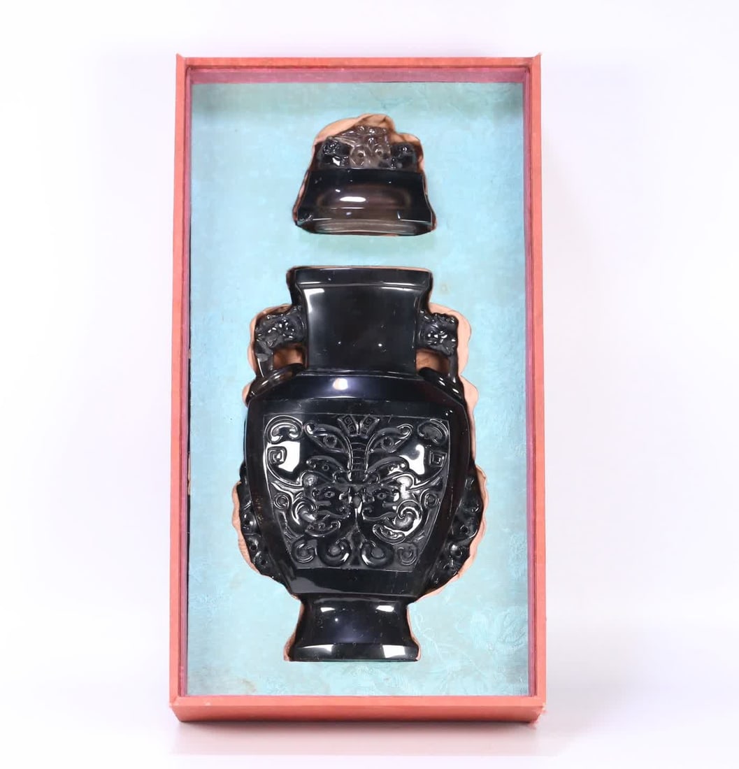 A Qing Dynasty natural tea crystal dragon ear holding live ring gluttonous dragon pattern lid bottle: Qing Dynasty natural tea crystal dragon ear holding living ring gluttonous dragon pattern lid bottle SIZE: AAA (The Dimensions Of All Batches Are Manually Measured.If You Need More Detailed