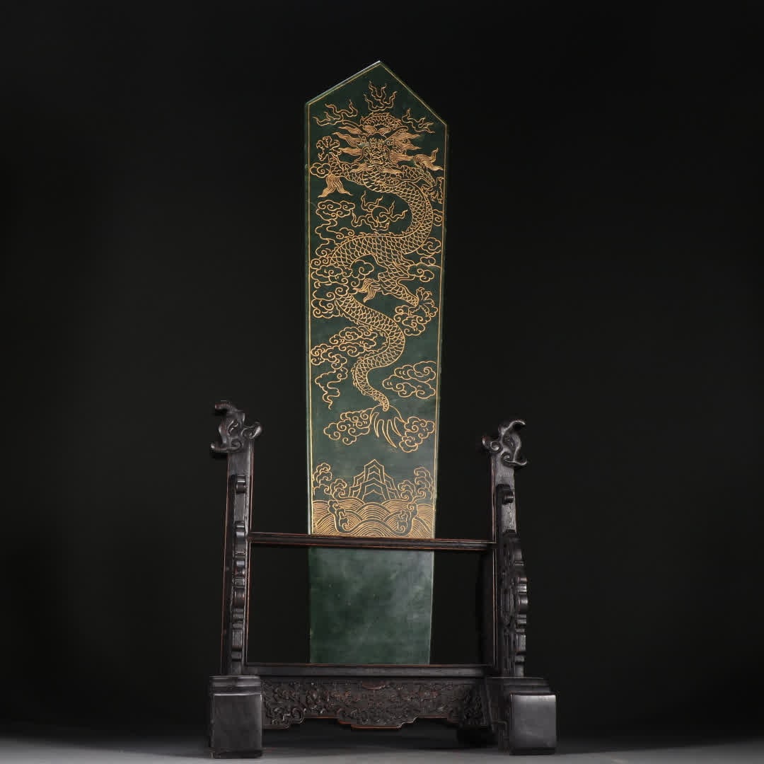 A Qing Dynasty Zhu Gui Jing Hetian jasper gold-painted dragon pattern gui: Qing Dynasty Zhu Gui respectfully styled Hetian jasper gold-painted dragon pattern gui SIZE: H:44cm W:17.8cm W:1153.2g (The Dimensions Of All Batches Are Manually Measured.If You Need More Detailed