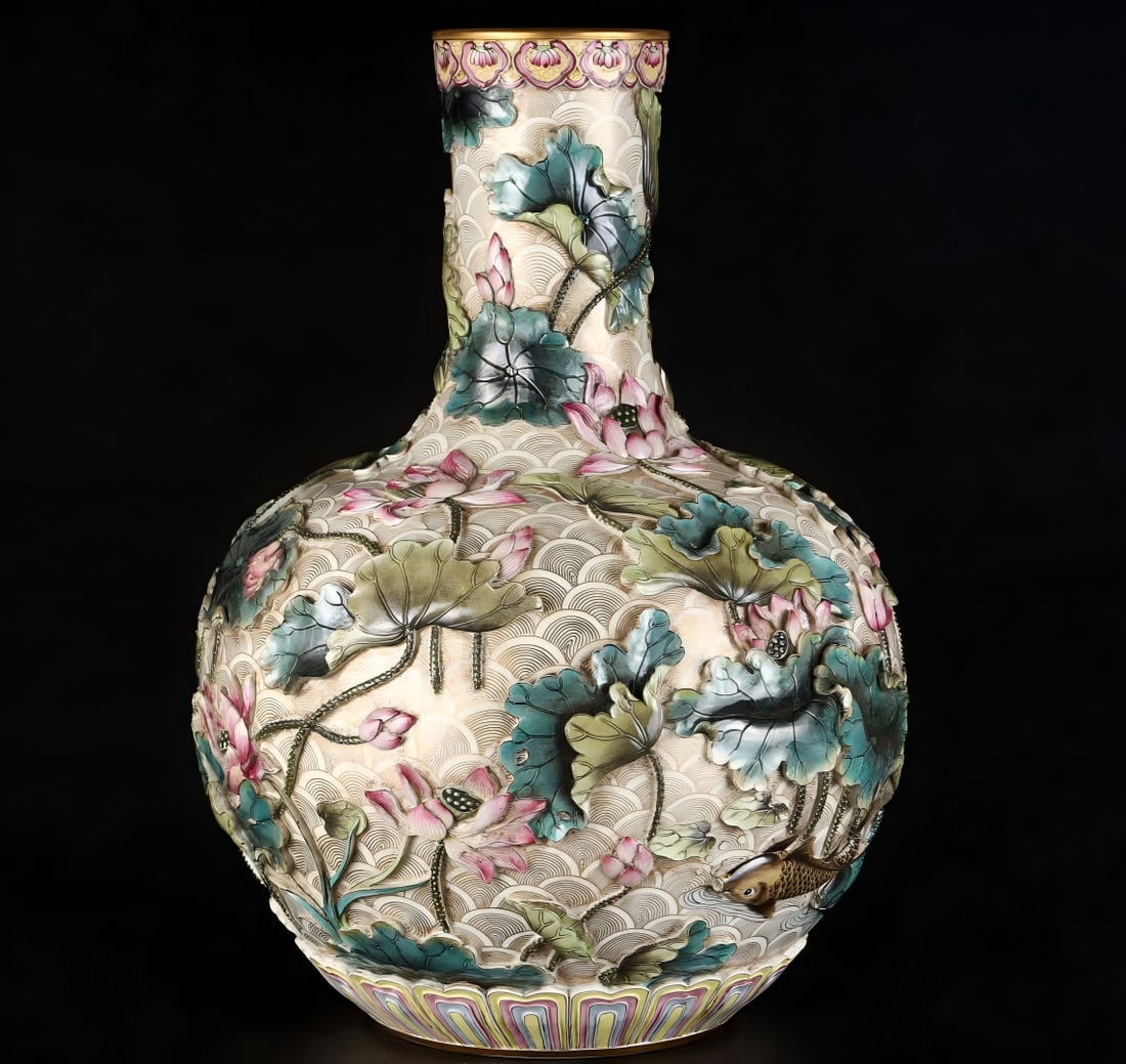A Qing Dynasty lotus leaf full of seawater gold-painted celestial ball vase: Qing Dynasty lotus leaves are all over the ground, and the sea is painted with gold gold ball vase SIZE: H:53cm W:38cm (The Dimensions Of All Batches Are Manually Measured.If You Need More Detailed