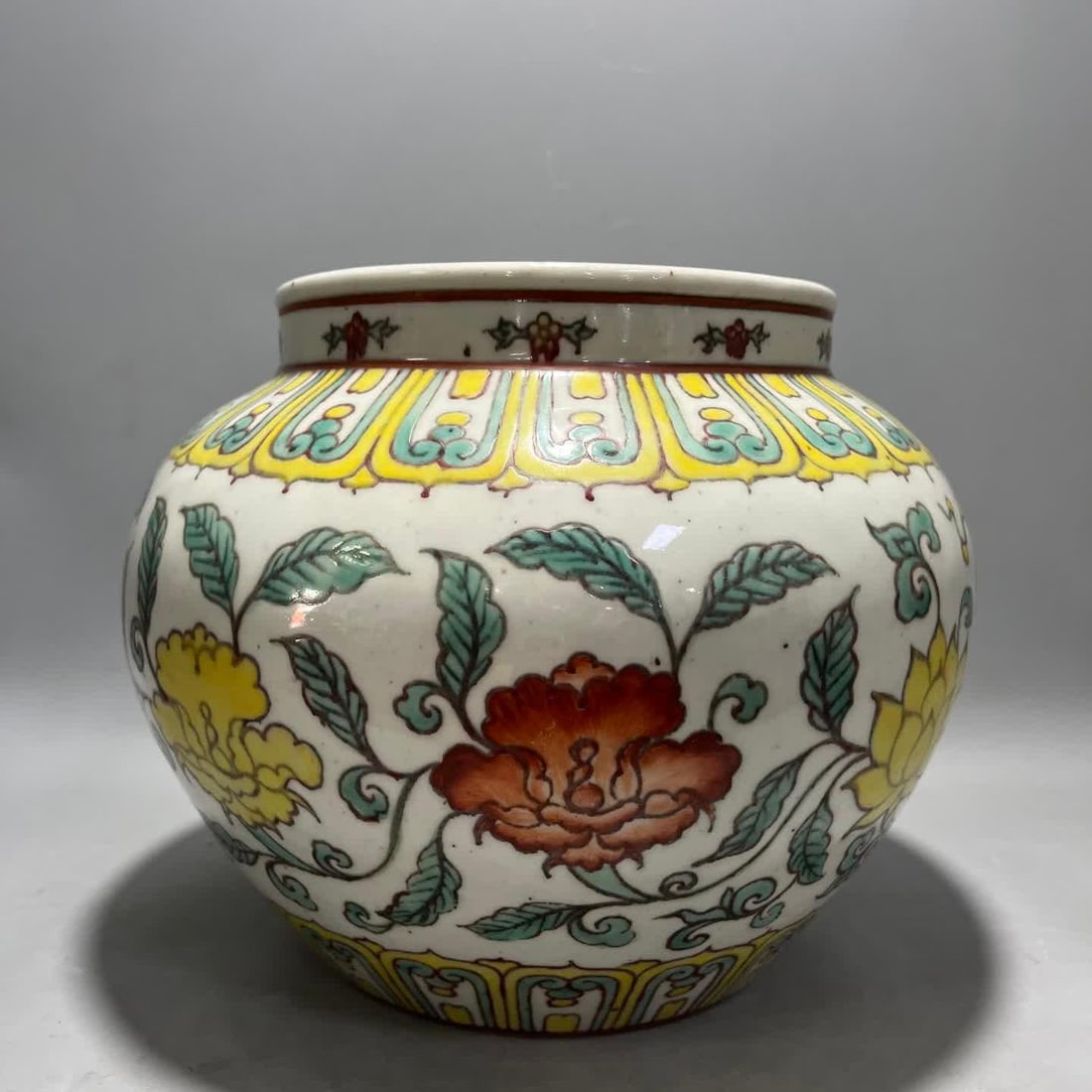 A Ming Dynasty Xuande colorful entwined flower pattern jar (1 of 9)