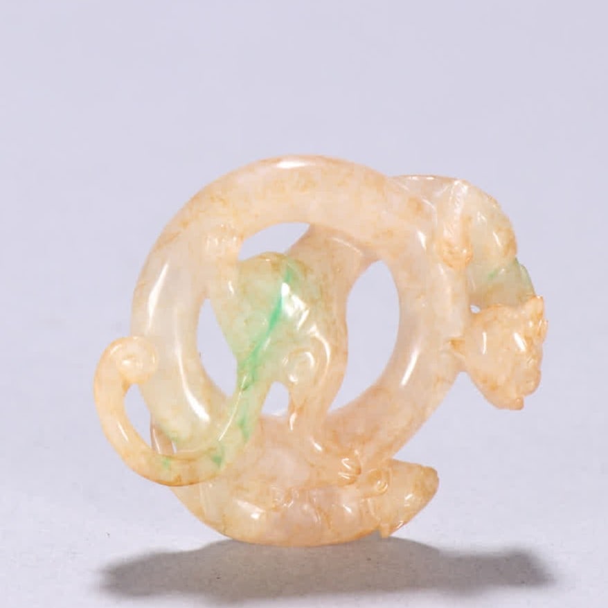 A Qing Dynasty jade dragon pattern carving (1 of 9)