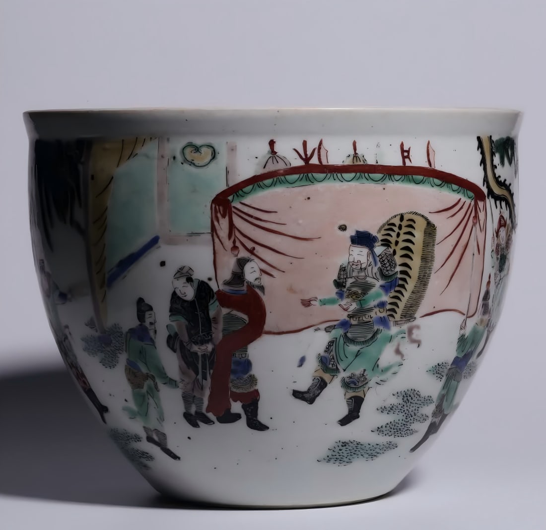 A Qing Dynasty Kangxi colorful character story jar: Qing Dynasty Kangxi Colorful character story jar Coil steel is open, arc wall, cake foot. The body is painted with multi-colored figures, with different expressions, vivid expressions, natural movemen