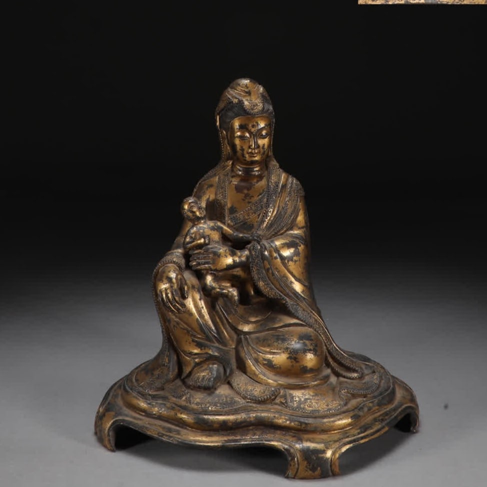 A seated statue of Guanyin in the Ming Dynasty with profound copper tire mud gold (1 of 9)