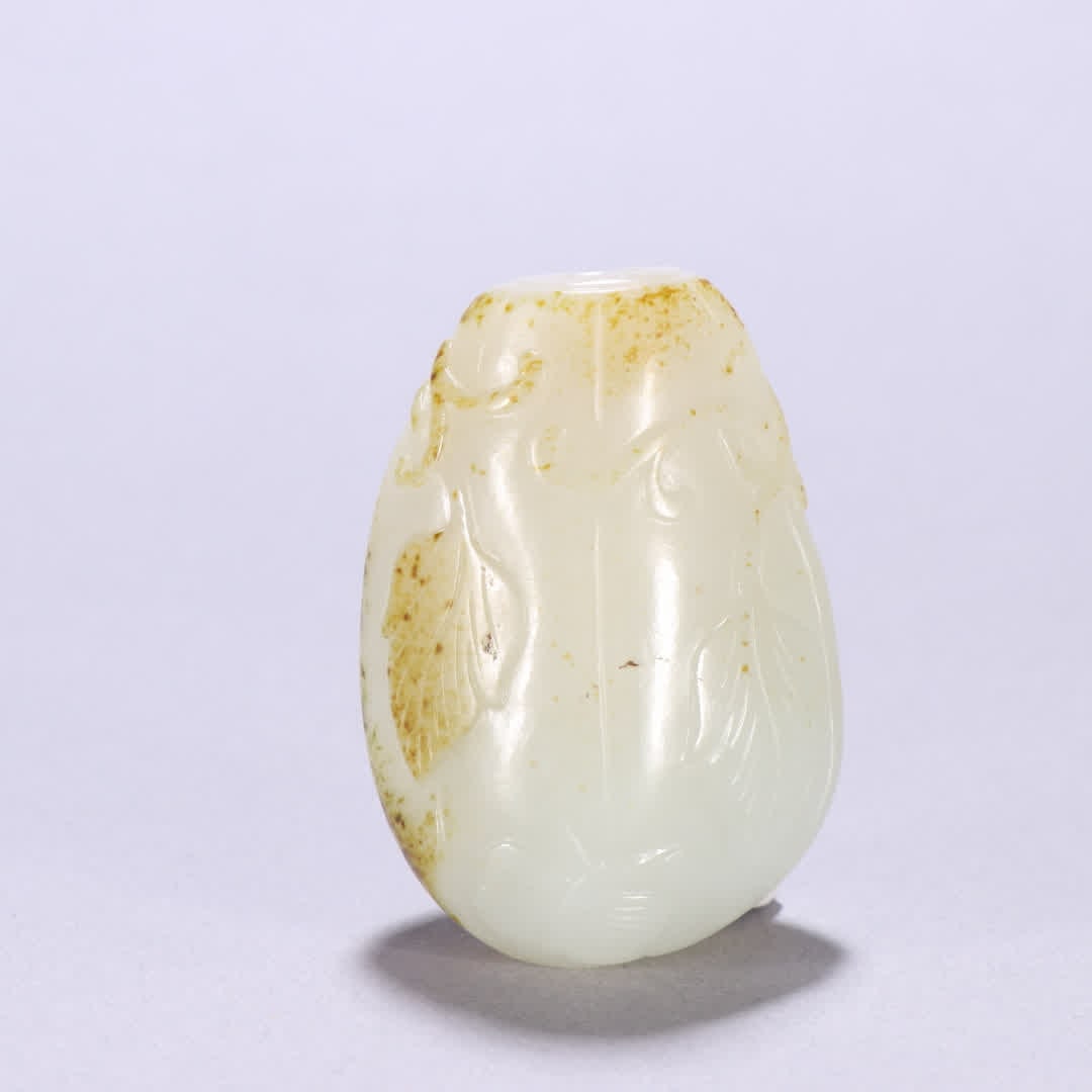 A Qing Dynasty Hetian jade seed material Fugua snuff bottle (1 of 9)
