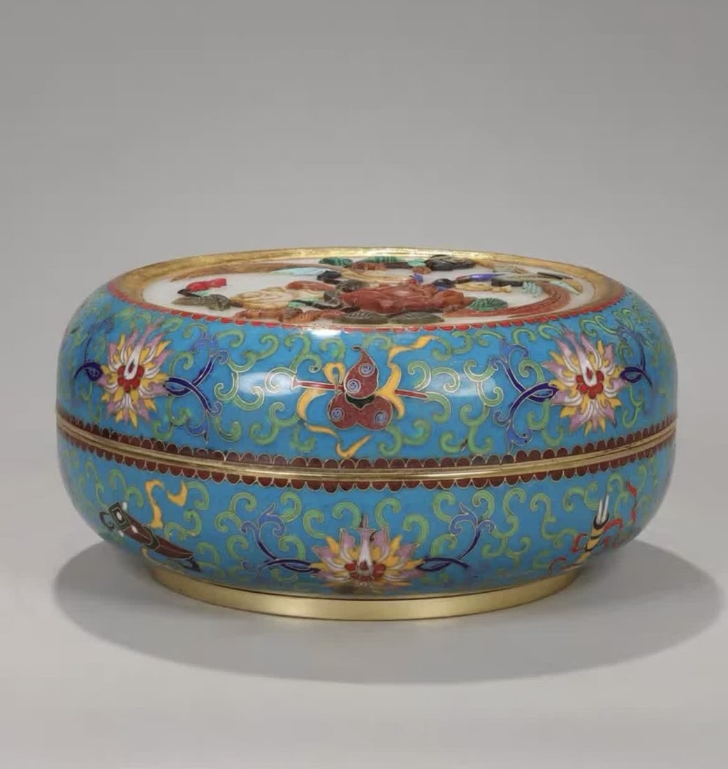 A cloisonné box made in the Qianlong period of the Qing Dynasty (1 of 9)