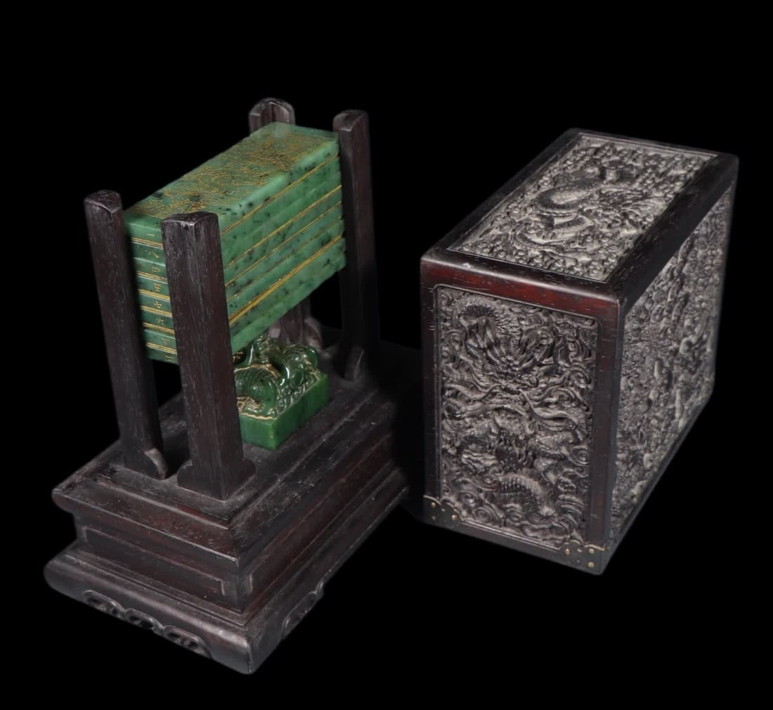 A set of Qing Dynasty Hetian jasper dragon button seals: Qing Dynasty Hetian jasper dragon button seal SIZE: L:13.5cm W:4.7cm T:0.7cm L:5.6cm W:5.5cm H:6.1cm W:1580g (The Dimensions Of All Batches Are Manually Measured.If You Need More Detailed Information,