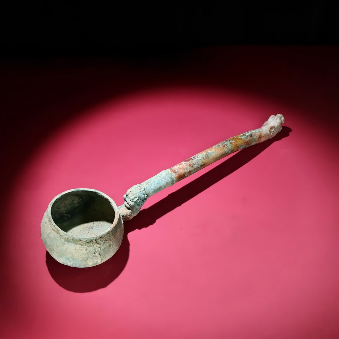 A bronze inlaid spoon with a jade tiger head in the Han Dynasty (1 of 9)