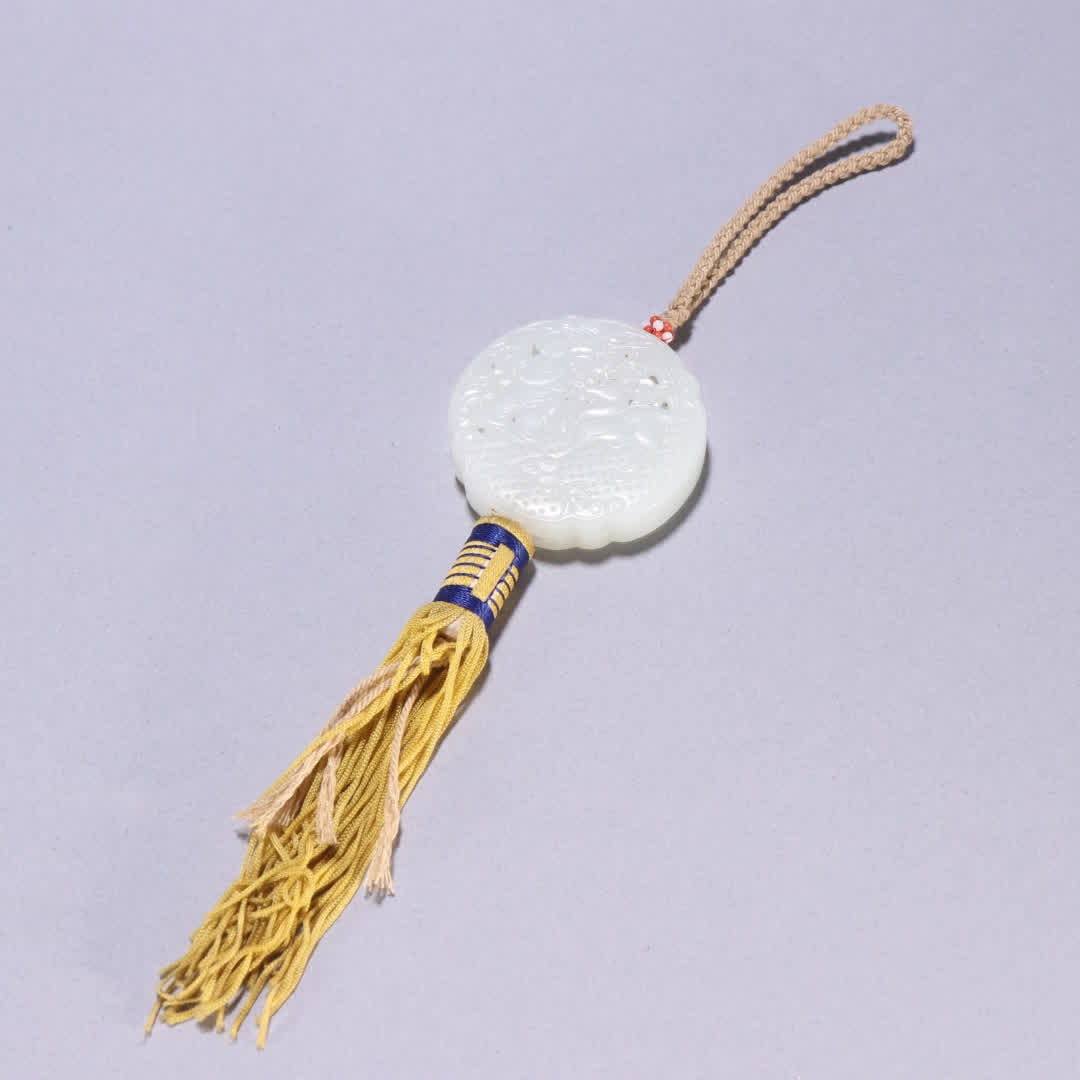 A Qing Dynasty Hetian jade character story sachet pendant: Qing Dynasty Hetian jade character story sachet pendant SIZE: W:5.1x5.1cm W:32.8g (The Dimensions Of All Batches Are Manually Measured.If You Need More Detailed Information, Please Contact Our Custome