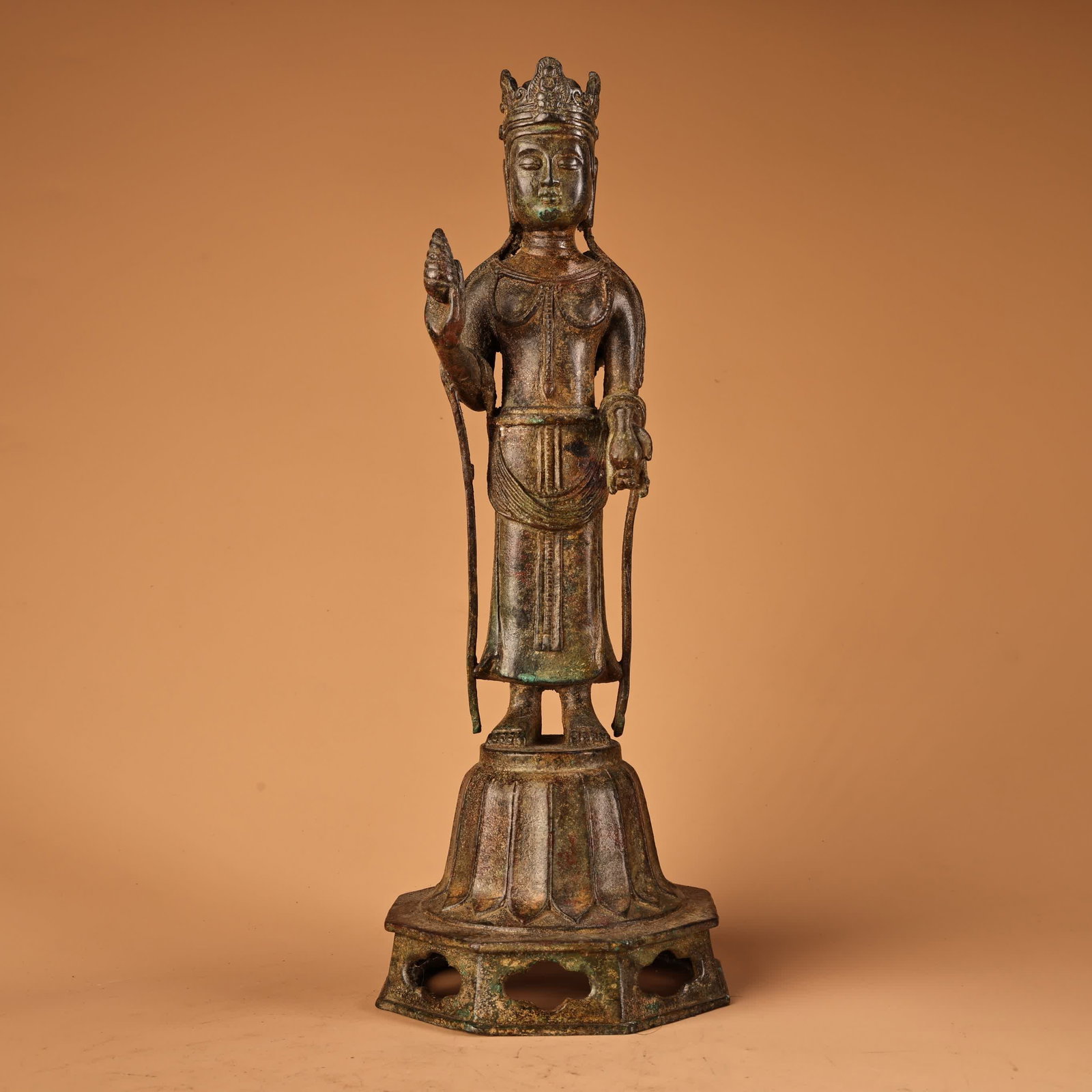 A Buddha statue of Guanyin in the Qing Dynasty high-relief carving station (1 of 9)