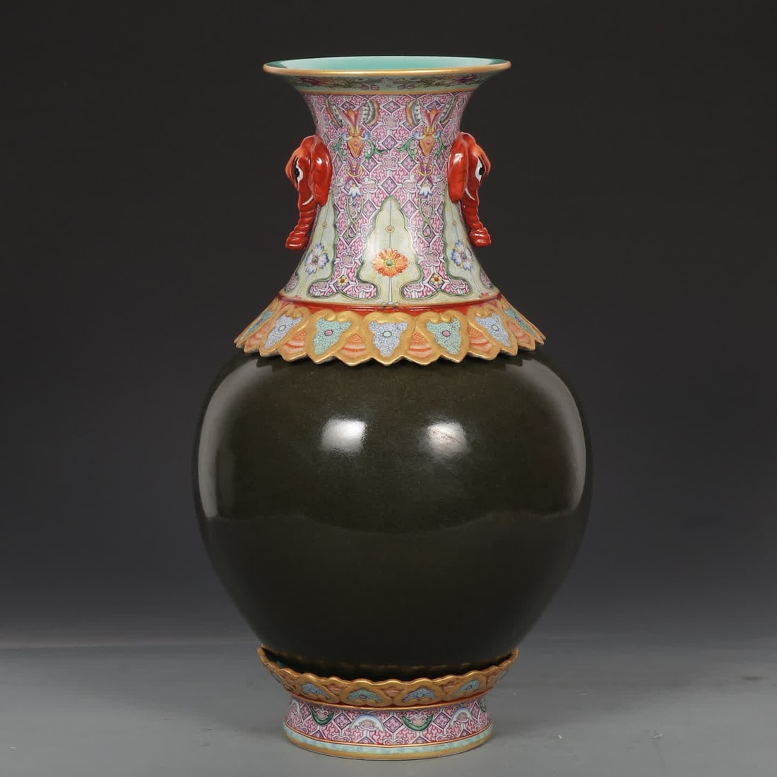 A piece of Qing Dynasty Qianlong factory official glaze plus foreign color Taiping has an elephant: Qing Dynasty Qianlong Factory official glaze plus foreign colors Taiping has elephant amphorae SIZE: H: 44cm MouthD: 15.5cm Belly diameter 21cm (The Dimensions Of All Batches Are Manually Measured.If