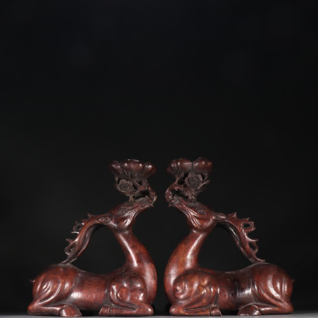 A pair of Qing Dynasty agarwood deer-shaped candlesticks: A pair of agarwood deer-shaped candlesticks in the Qing Dynasty SIZE: H: 19.7cm W: 16cm Single W: 167.3g (The Dimensions Of All Batches Are Manually Measured.If You Need More Detailed Information,