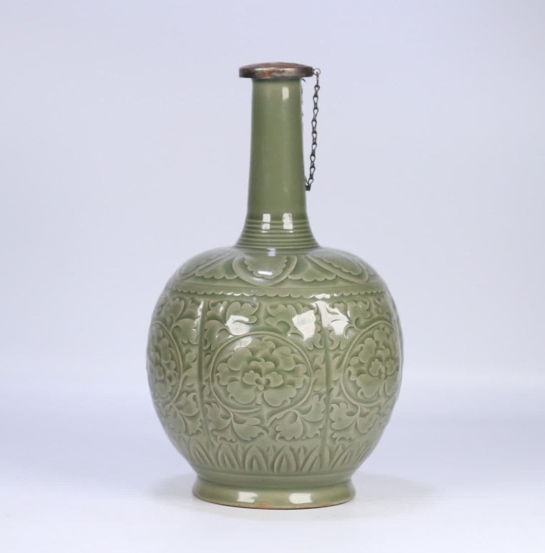 A piece of Baohe Hall collection Song Dynasty Yaozhou kiln bag silver mouth carved melon edge bottle: Baohe Hall Collection Song Dynasty Yaozhou kiln bag silver mouth carved melon edge vase SIZE: 28x16cm (The Dimensions Of All Batches Are Manually Measured.If You Need More Detailed Information,