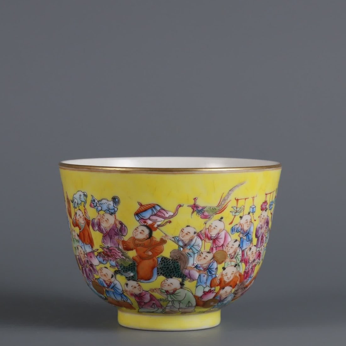 A piece of Qing Dynasty Tongzhi year yellow ground pastel hundred children picture master cup (1 of 9)