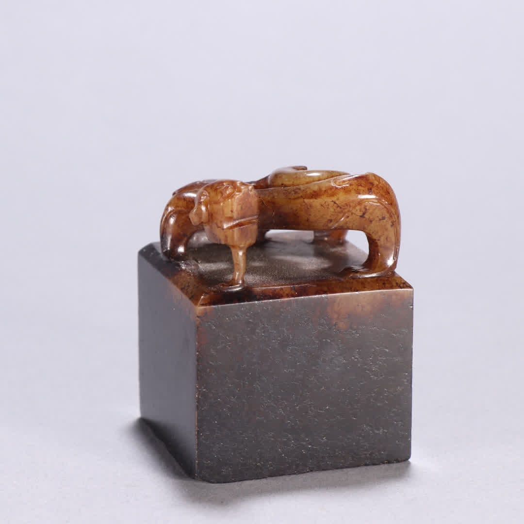 A Han Dynasty Hetian jade dragon button seal: Han Dynasty Hetian jade dragon button seal SIZE: H:5.7cm W:4.2cm W:222.7g (The Dimensions Of All Batches Are Manually Measured.If You Need More Detailed Information, Please Contact Our Customer Servic