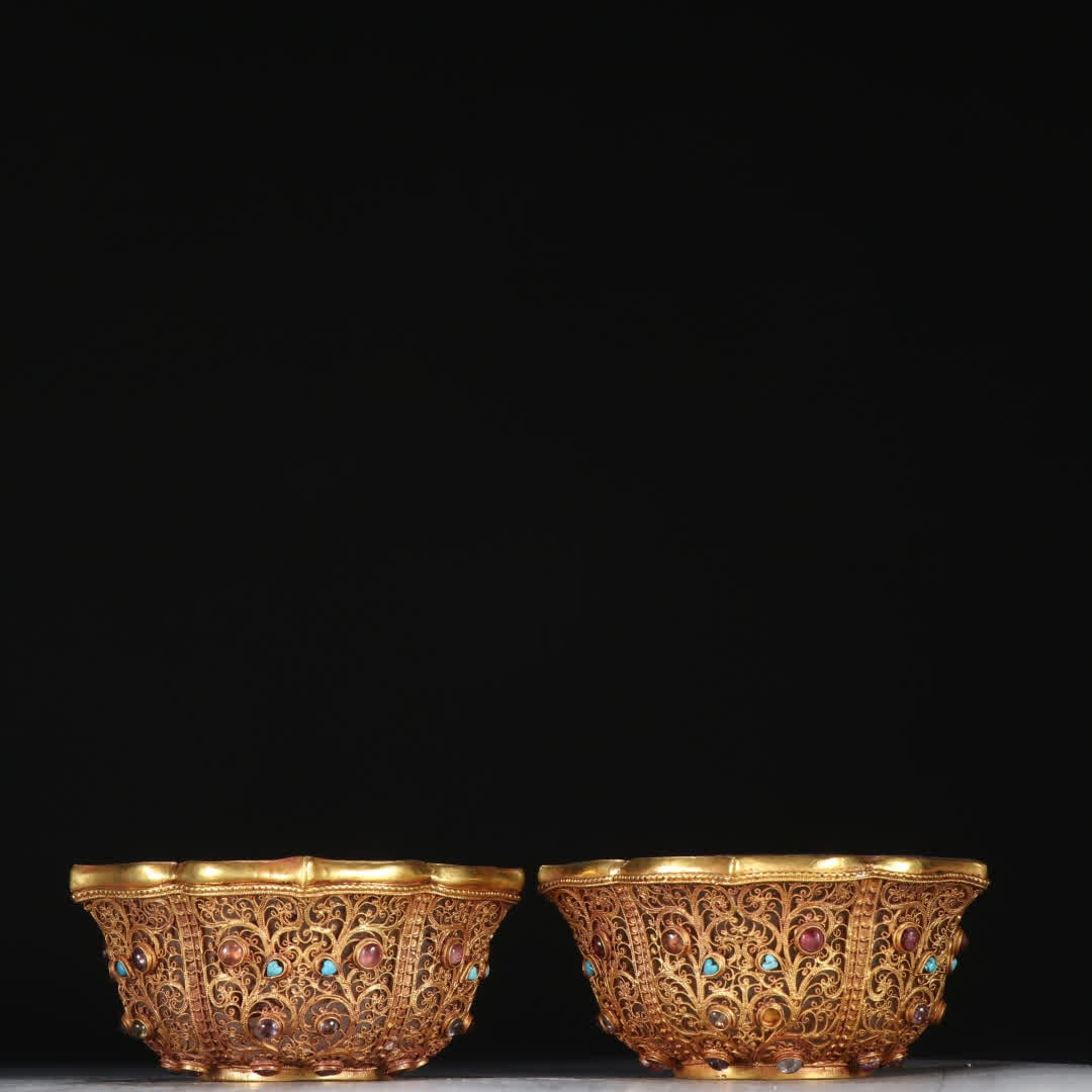 A pair of Liao Dynasty crystal-wrapped silver-gilt filigree inlaid with a hundred treasures of: Liao Dynasty crystal-wrapped silver-gilt filigree inlaid with a hundred treasures of sunflower mouth cups SIZE: H: 4.6cm W: 9.5cm Single W: 206.2g (The Dimensions Of All Batches Are Manually Measured.
