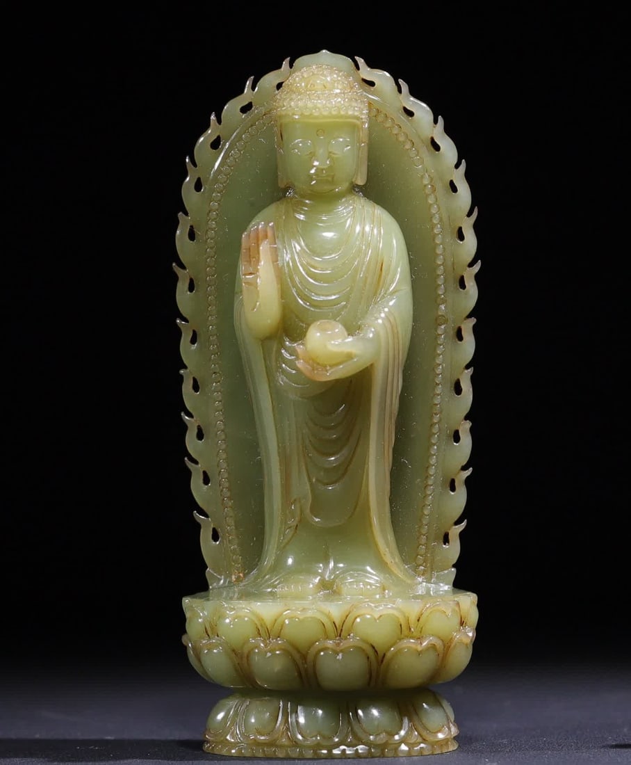 A Buddhist statue of a topaz Buddha statue in the Qing Dynasty (1 of 12)