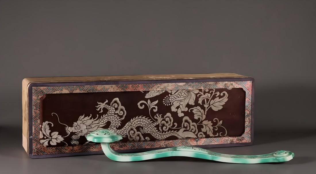 A Qing Dynasty Qianlong jade green glaze ruyi: Qing Dynasty Qianlong jade green glaze ruyi SIZE: L:47.3cm W:5cm (The Dimensions Of All Batches Are Manually Measured.If You Need More Detailed Information, Please Contact Our Customer Service Before 