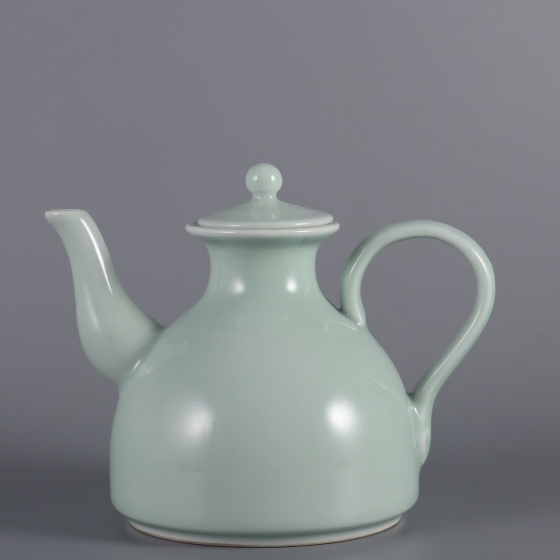 A Qing Dynasty Qianlong year powdered celadon teapot: Qing Dynasty Qianlong year powdered celadon teapot SIZE: H: 14cm D: 16.5cm Cover diameter 5.6cm (The Dimensions Of All Batches Are Manually Measured.If You Need More Detailed Information, Please Conta