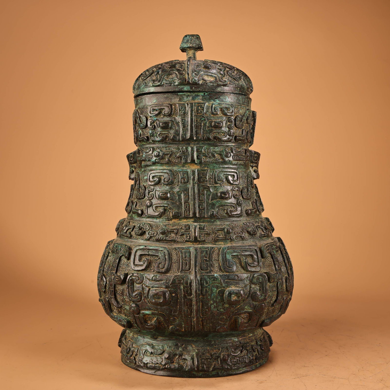 A Warring States bronze vessel: Warring States bronze vessels SIZE: W:2500g H:27cm W:16cm (The Dimensions Of All Batches Are Manually Measured.If You Need More Detailed Information, Please Contact Our Customer Service Before