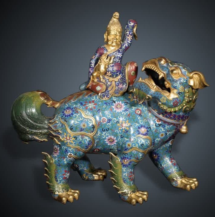 A piece of Qing Dynasty profound copper tire cloisonné cloisonné enamel Hu people playing lion: Qing Dynasty precision cast copper tire cloisonné cloisonné enamel Hu people playing lion smoker [Style] Qianlong year system [Details] This smoker is cast in the shape of a Hu man playing lion as a