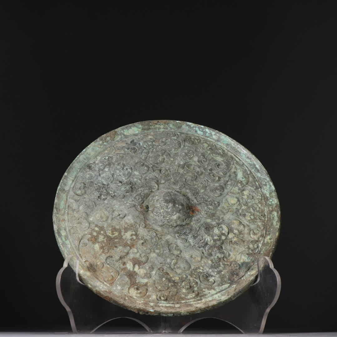 A Han bronze dragon pattern mirror: Han bronze dragon pattern mirror SIZE: W:19.6cm W:559.9g (The Dimensions Of All Batches Are Manually Measured.If You Need More Detailed Information, Please Contact Our Customer Service Before Bidding.