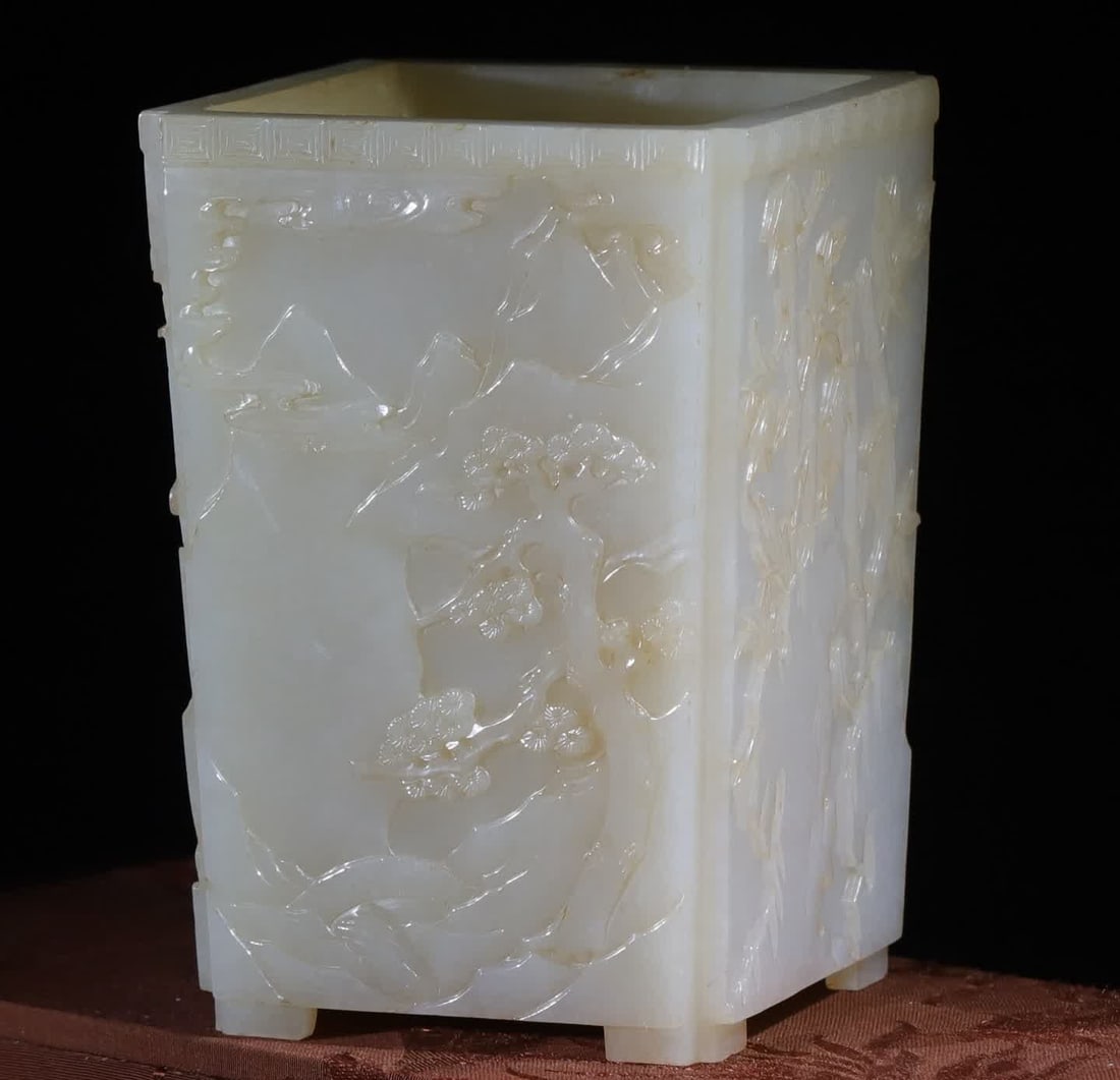 A Qing Dynasty cold three friends patterned jade square pen holder stationery: Qing Dynasty cold three friends pattern jade square pen holder study This pen holder is made of Hetian green and white jade whole material, the jade is condensed and clean, with a natural color textur