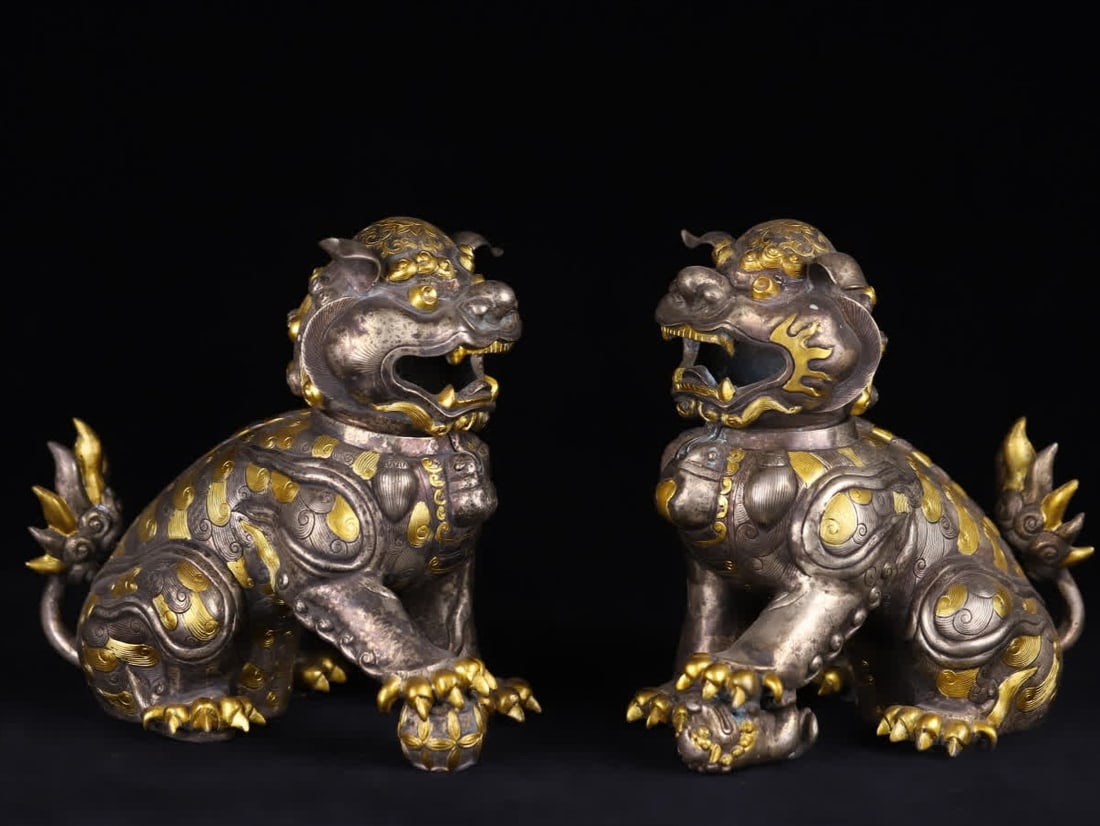 A pair of Qing Dynasty copper gilt lion-shaped aromatherapy ornaments: A pair of copper gilt lion-shaped aromatherapy ornaments in the Qing Dynasty SIZE: H:21.5x21x14cm W:5160g (The Dimensions Of All Batches Are Manually Measured.If You Need More Detailed Information, Pl