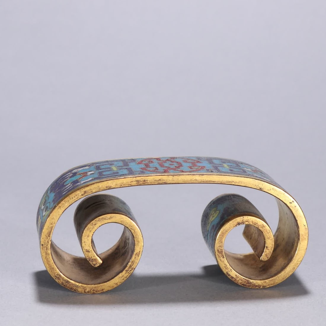 A Qing Dynasty copper-gilt cloisonné scroll-shaped ink bed: Qing Dynasty copper gilt cloisonné scroll-shaped ink bed SIZE: H:4.1cm W:9.7cm W:270g (The Dimensions Of All Batches Are Manually Measured.If You Need More Detailed Information, Please Contact Our Cu