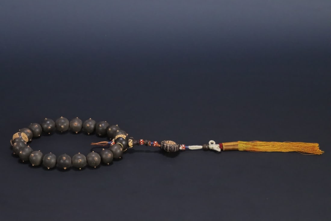 A piece of Qing Dynasty old agarwood eighteen hands hand (1 of 9)