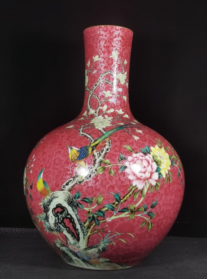 A Qing Dynasty Qianlong enamel carmine red climbing flower and bird celestial globe vase: Qing Dynasty Qianlong enamel carmine red climbing flower and bird sky ball vase SIZE: H: 55cm Belly diameter 38cm (The Dimensions Of All Batches Are Manually Measured.If You Need More Detailed Informa
