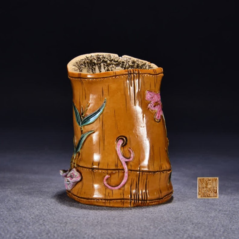 A Qing Dynasty Qianlong bionic bamboo carving Ganoderma lucidum dragon pattern pen holder (1 of 10)