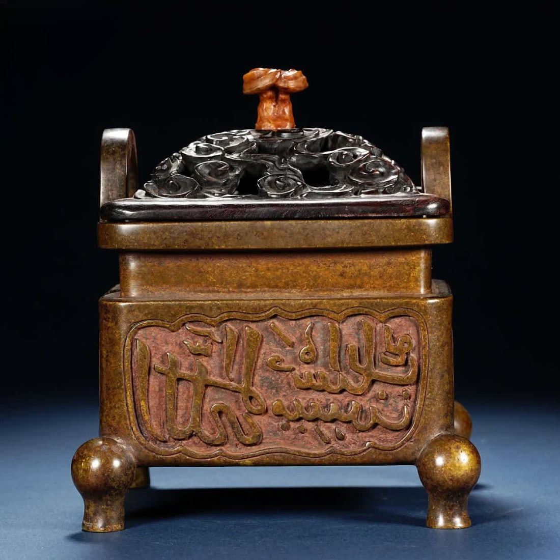 A copper smoker in the Qing Dynasty Awen square cupola: Qing Dynasty Awen square sky-high ear copper smoker SIZE: H:15.5cm W13.5cm W:2240g (The Dimensions Of All Batches Are Manually Measured.If You Need More Detailed Information, Please Contact Our