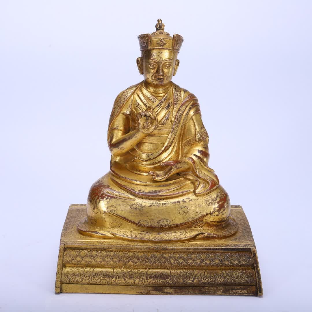 A bronze gilt Buddha statue of the Qing Dynasty: Qing Dynasty copper gilt Buddha statue SIZE: L:15cm W:11cm H:20cm W:2270g (The Dimensions Of All Batches Are Manually Measured.If You Need More Detailed Information, Please Contact Our Customer